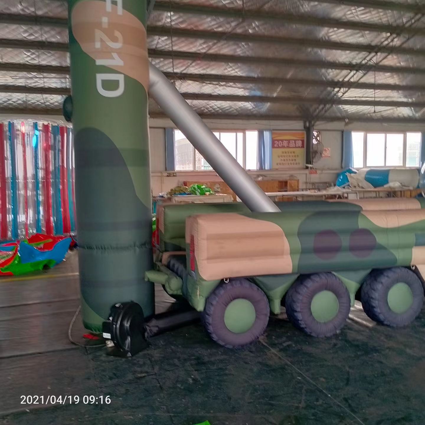 双流军事演习中的充气目标车辆：模拟发射车雷达车坦克飞机